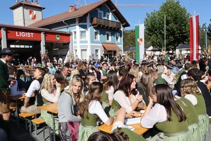 Strahlend blauer Himmel, ausgezeichnete Weine von den heimischen Winzern, kulinarische Leckerbissen von Zach Gourmet und Musik mit der Gruppe 3 Kärntner und dem Musikverein Ligist-Krottendorf sorgten für ein gelungenes Fest und beste Stimmung bei den vielen Besuchern.