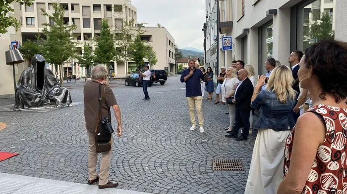 Bürgermeister Gerhard Köfer präsentierte den "Wächter der Zeit" von Manfred Kielnhofer. Die 200 Kilogramm schwere Skulptur ist eine Leihgabe