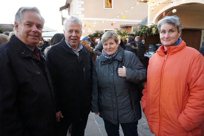 Zahlreiche Besucher ließen sich den stimmungsvollen Adventmarkt im Schloss Farrach nicht entgehen.