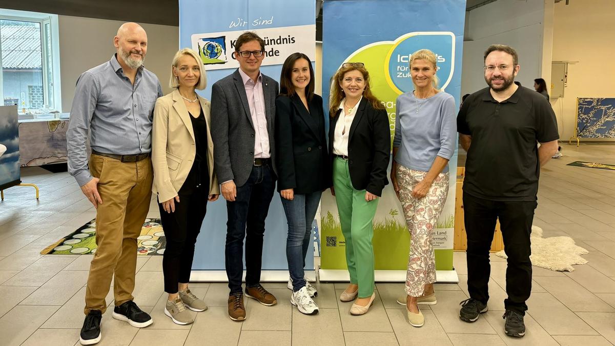 V. l.: Christian und Petra Enhuber (Arkade Liezen), Vizebürgermeister Albert Krug, LAbg. Michaela Grubesa, Bürgermeisterin Andrea Heinrich, VS-Direktorin Sigrid Bacher und Klaus Minati vom Klimabündnis Steiermark bei der Eröffnung der Ausstellung