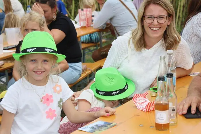 ei herbstlichem Wetter belebte die Gruppe um Albert-Mario Lampel damit auch noch einmal den Platz ihrer Sommerveranstaltungsreihe „Sunnockan“ in Wörth bei Gnas
