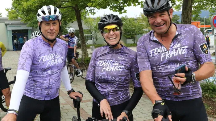 Seit über zwei Jahrzehnten treffen sich alljährlich im August Freunde und Wegbegleiter des Skikaisers Franz Klammer, um bei der "Tour de Franz" für eine gute Sache in die Pedale zu treten.