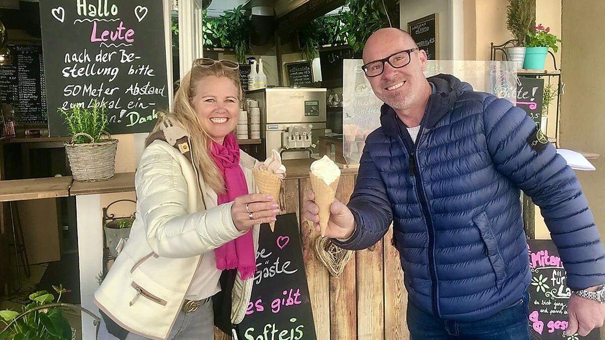 Sandra und Christian Pasterk von der &quot;Caffé Latte Bar&quot; bieten seit Mittwoch Softeis