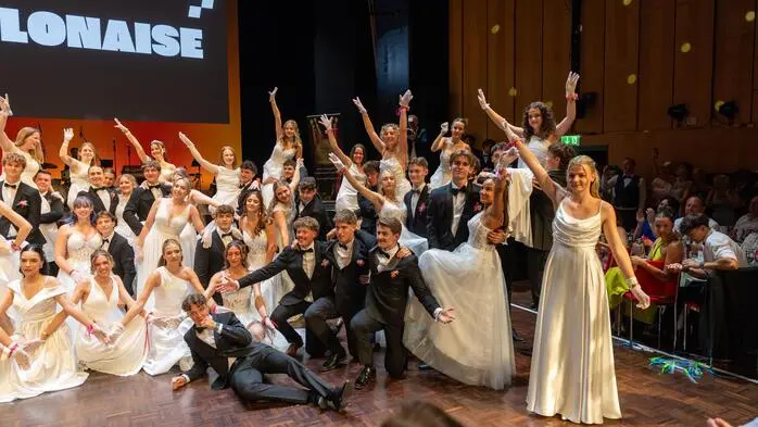 189 Maturantinnen und Maturanten der HTL Villach luden am Samstagabend zu ihrem Abschlussball und mehr als 2000 Gäste feierten mit. Gemeinsam mit dem Förder- und Elternverein unter Obfrau Ina Sima veranstaltete das Ballkomitee einen Abend einen unvergesslichen Abend unter dem Motto „Fast & Furious – jetzt wird’s serious“.