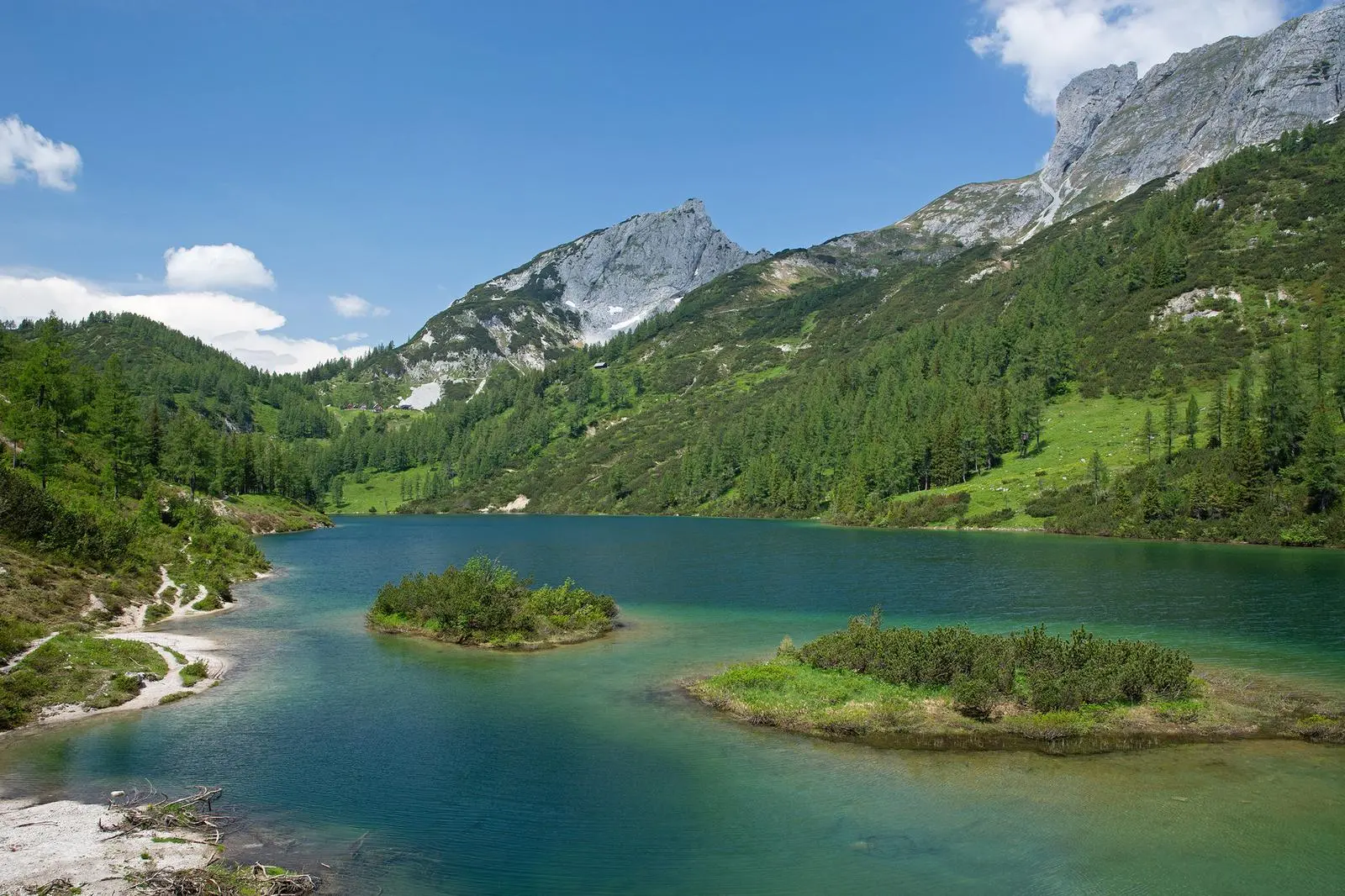 Der Steirersee im leuchtendem Smaragdgrün	