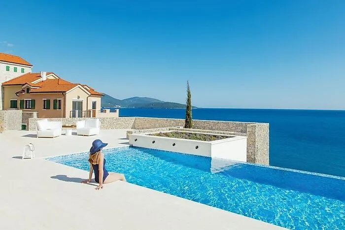 Montenegro. Im Sommer 2018 eröffnete direkt an der Adriaküste das Hotel The Chedi Luštica Bay. Es bildet das Herzstück des neu entstehenden Wohn- und Ferienorts Luštica Bay. Neben Infinity-Pool, luxuriösem Spa-Bereich und hochklassiger Gastronomie bietet es auch einen privaten Strand. Hier können Sonnenhungrige erlesene Cocktail-Kreationen und lokale Craftbiere genießen, während der Blick über das azurblaue Meer schweift.