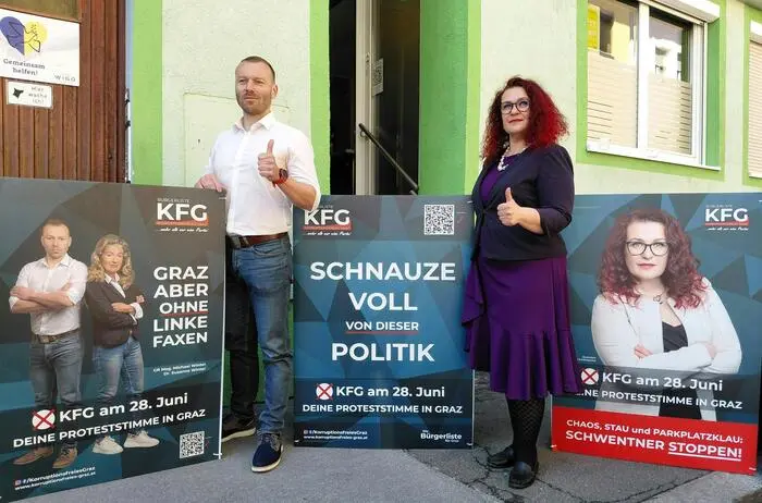 Michael Winter und Claudia Schönbacher vor den KFG-Wahlplakaten, Slogan: „Schnauze voll“