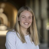 Die Mathematikerin Julia Stadlmann (28) forscht im Teilbereich der analytischen Zahlentheorie und zeigt hier gerade eindrucksvoll auf