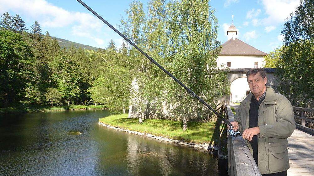 Gutsherr Andreas Irsa bietet im Teich zu Schloss Dornbach den Anglern erstmals Wildkarpfen an
