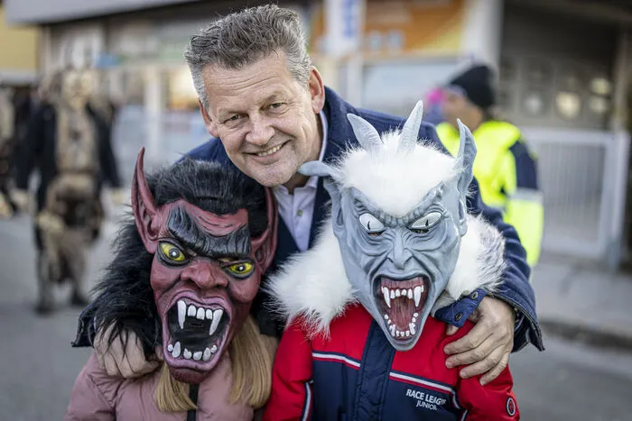 Unter die Zuseher mischte sich der Klagenfurter Bürgermeister Christian Scheider (TK).