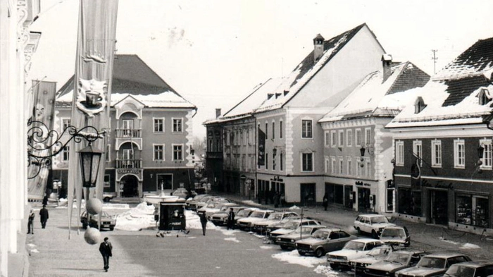 Wenn die Menschen an den Hauptplatz von anno dazumal denken, dann können sich die meisten erinnern, dass man früher noch mit dem Auto in die und durch die Innenstadt fahren konnte.