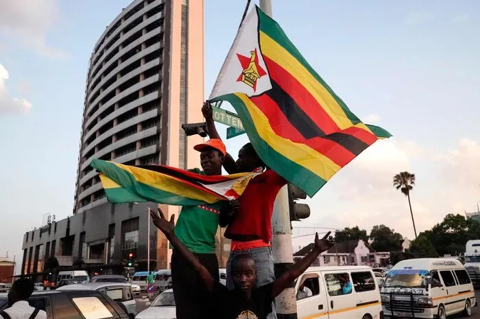 Der Jubel markiert den Beginn einer neuen Ära: "Der Diktator ist weg", skandierten viele im Zentrum von Harare. 