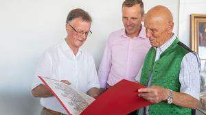 Franz Niedertscheider überreichte das Ehrendiplom der Wirtschaftskammer an Anton Thum und Anton Thum senior 	