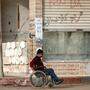 Ein Mann bewegt sich in einem Rollstuhl in der Stadt Jindayris im Nordwesten der syrischen Provinz Aleppo. (Symbolbild)