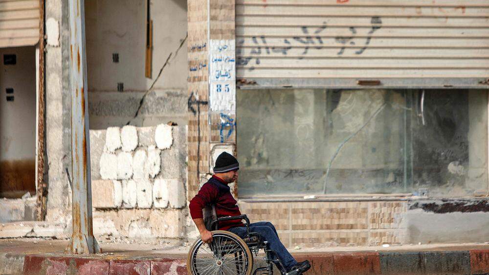 Ein Mann bewegt sich in einem Rollstuhl in der Stadt Jindayris im Nordwesten der syrischen Provinz Aleppo. (Symbolbild)