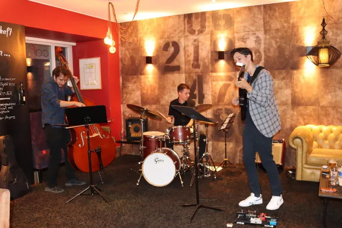 Gönitzer, Ogulin und Jereb (v.li.) unterhielten das Publikum mit einer Kombination aus Kontrabass, Schlagzeug und Gitarre.