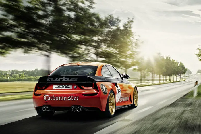Mit der orange-schwarzen Lackierung trägt das Fahrzeug die Farben, die für unzählige Motorsport-Fans der Inbegriff der Erfolge der 1970er Jahre sind.