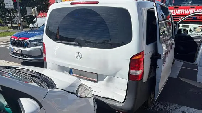 Zwei Stunden forderten ein Unfall und ein Gasleck neun Mann der FF Liezen-Stadt