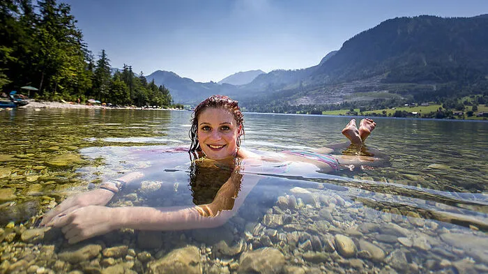 Der Grundlsee im Ausseerland wird wegen 4,2 Quadratkilometer Fläche auch als steirisches Meer bezeichnet. Er besticht durch seine Wasserqualität. Es gibt eine Vielzahl von Badeplätzen, Liegewiesen und natürlich Cafés und Restaurants. Außerdem einzigartig: das Berg-Panorama. Zu entrichten ist eine Parkgebühr.