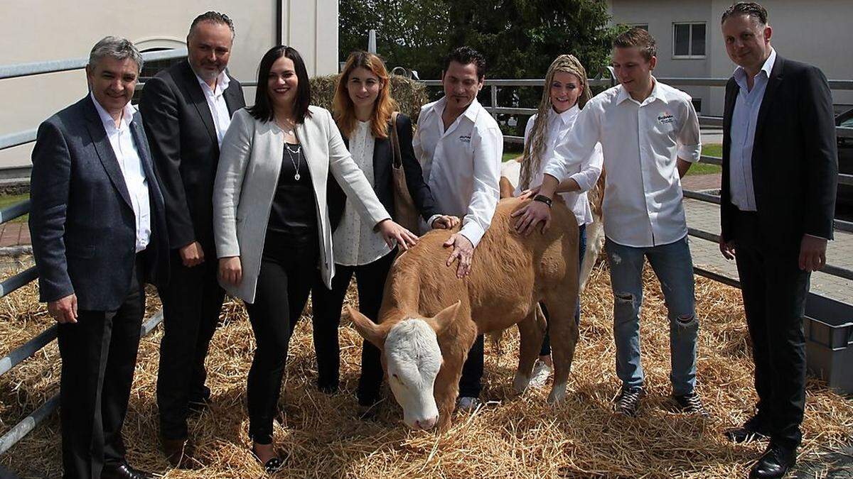 Christoph Haller (4. von rechts) beim offiziellen Spatenstich in Markt Allhau 