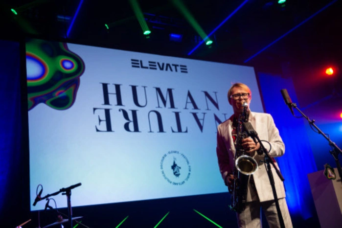 Stargast zum Start: Jimi Tenor stimte gemeinsam mit dem Duo Corn das Publikum auf Elevate ein