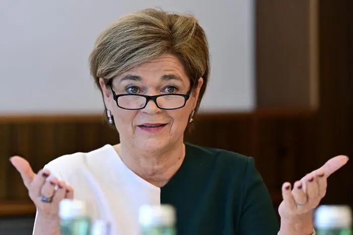 Die eigentliche Hauptangeklagte im Prozess heißt jedoch Bettina Glatz-Kremsner. Die frühere Casinos-Managerin soll nicht nur im Ausschuss, sondern auch bei ihrer Einvernahme falsche Angaben gemacht haben.
