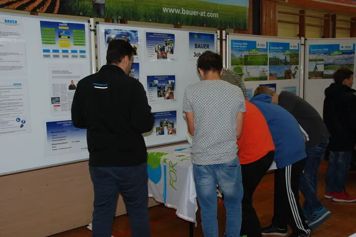 Organisiert vom Verein "Zukunft (er)leben" versammelten sich viele Bildungsinstitutionen und Lehrbetriebe in der Turnhalle in Köflach und präsentierten ihr Angebot.