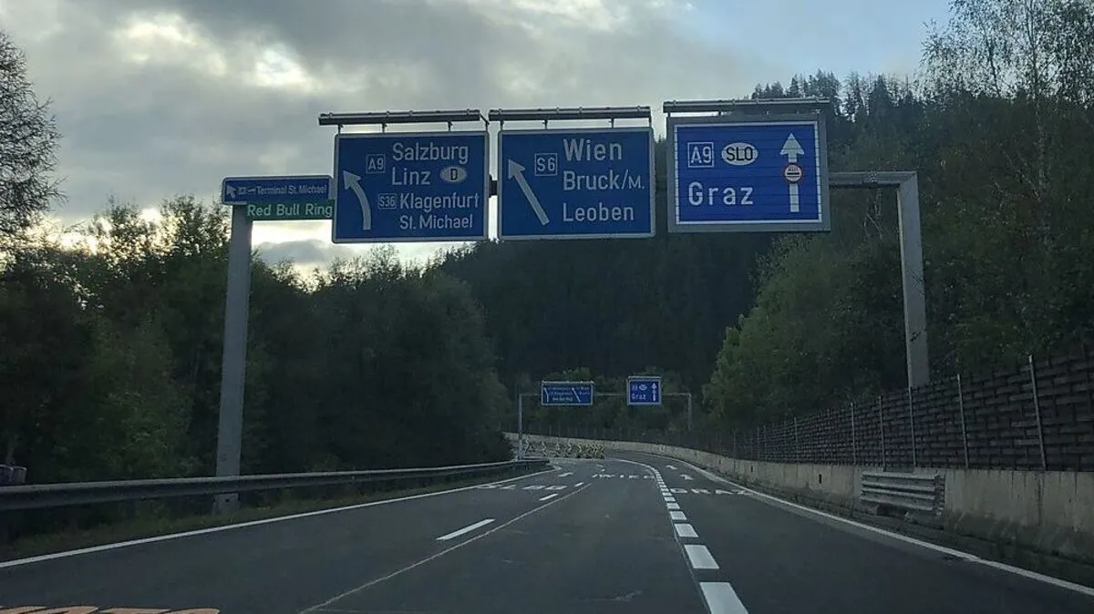 Im Knoten St. Michael: Rechts ein  sogenannter Prismenwender, der etwa eine Sperre anzeigen kann