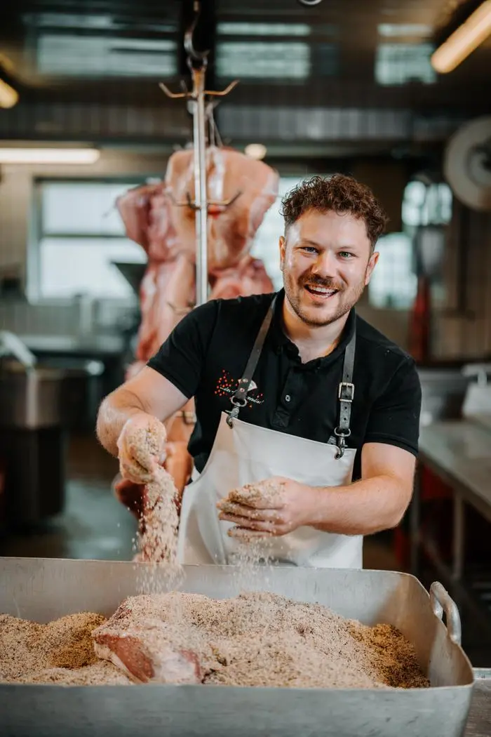 Florian Heitzmann wird von seinem Onkel in der Produktion und zwei Mitarbeiterinnen im Verkauf unterstützt