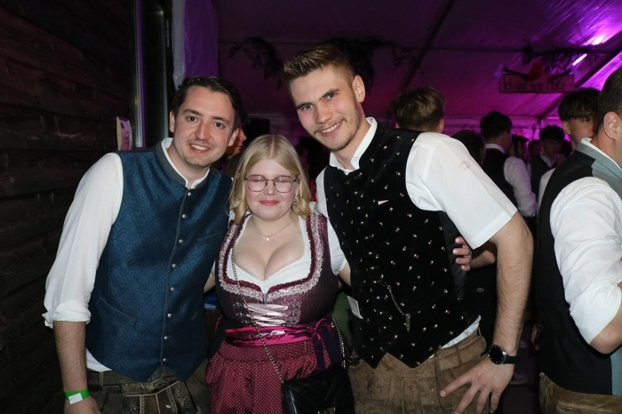 Umworben von zwei jungen Männern kommt so manche Frau zum Träumen.