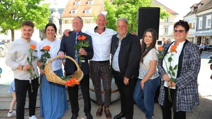 Gesehen wurden: die Gemeinderäte Simon Niederbichler und Karl „Charly“ Rauter, Martina Tscherne von der Stadtgemeinde, die Fanbertreuerin Elisabeth Sauregger und extra aus Berlin sind „Mony & Benny“ zum Muttertagskonzert nach Feldkirchen angereist!Gesehen wurden: die Gemeinderäte Simon Niederbichler und Karl „Charly“ Rauter, Martina Tscherne von der Stadtgemeinde, die Fanbertreuerin Elisabeth Sauregger und extra aus Berlin sind „Mony & Benny“ zum Muttertagskonzert nach Feldkirchen angereist!