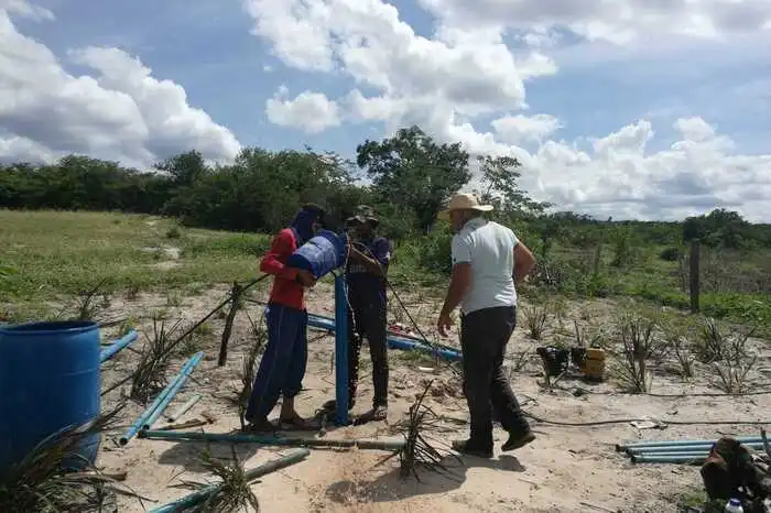 In Handarbeit und mithilfe von Druckluft wird das Wasser samt Sand aus den Rohren geblasen und so bis zu 15 Meter in die Tiefe vorgedrungen. Schauplatz: Bahia