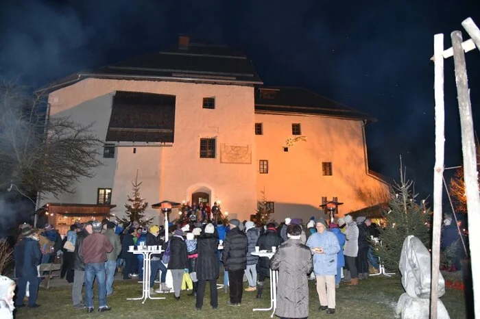 Eltern, Kinder, aber auch Vertreter des öffentlichen Lebens verweilten lange am stimmungsvollen Abend und waren vom Jahresausklang des Gailtaler Heimatmuseums begeistert.