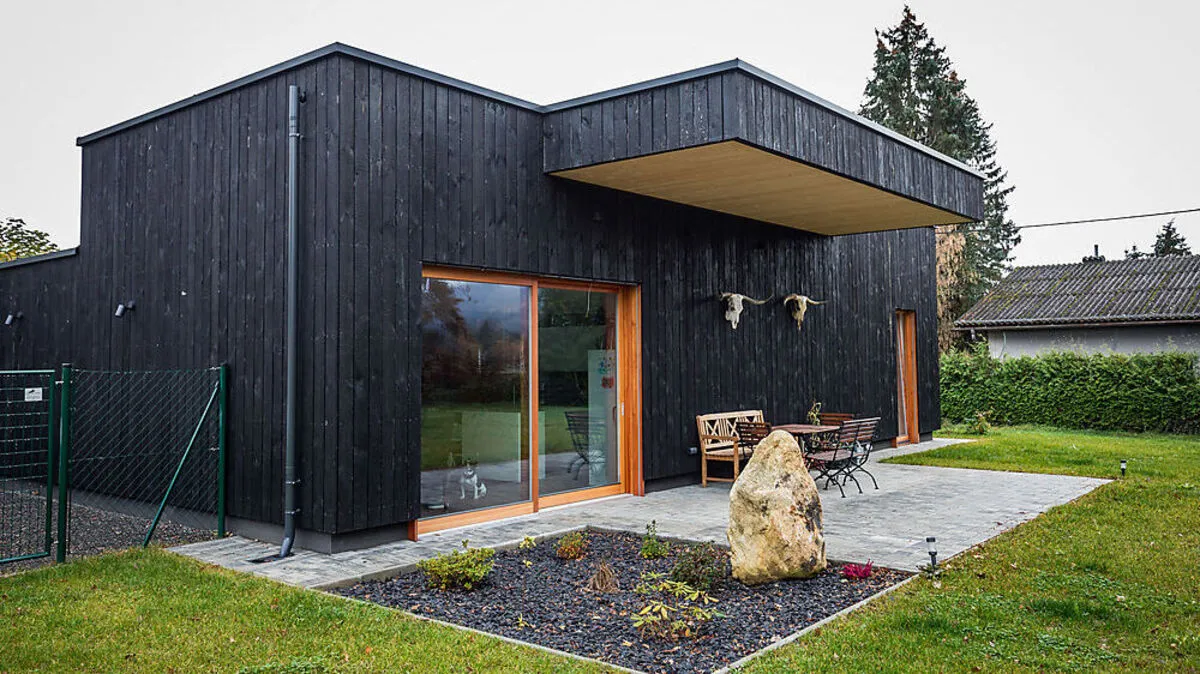 Das schwarze Haus im Kärntner Krumpendorf