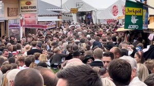Bereits tagsüber war der Andrang groß, am Abend musste das Festgelände mehrmals gesperrt werden