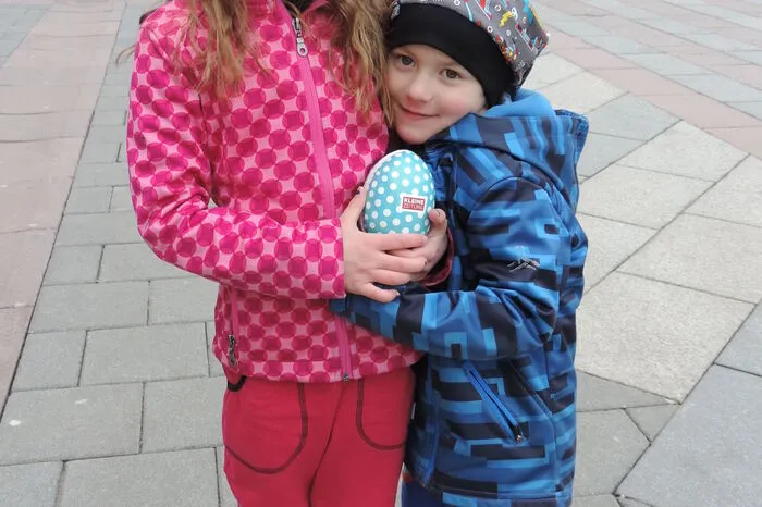 Jasmina (6) und Kenan (4) Jakupovic, ebenfalls aus Leoben, haben das Versteck vom dritten Osterei gefunden.
