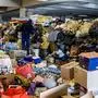In der Messehalle stapeln sich bereits die gespendeten Hilfsgüter für die Ukraine