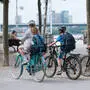 Zwei Kinder und eine Erwachsene sind auf dem Radweg unterwegs