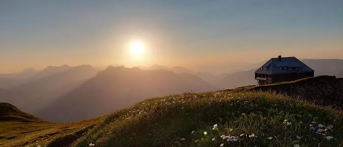 Noch steht die alte Reichensteinhütte unverändert in der hochalpinen Landschaft