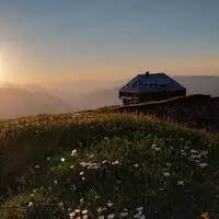 Noch steht die alte Reichensteinhütte unverändert in der hochalpinen Landschaft