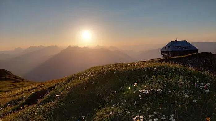 Noch steht die alte Reichensteinhütte unverändert in der hochalpinen Landschaft