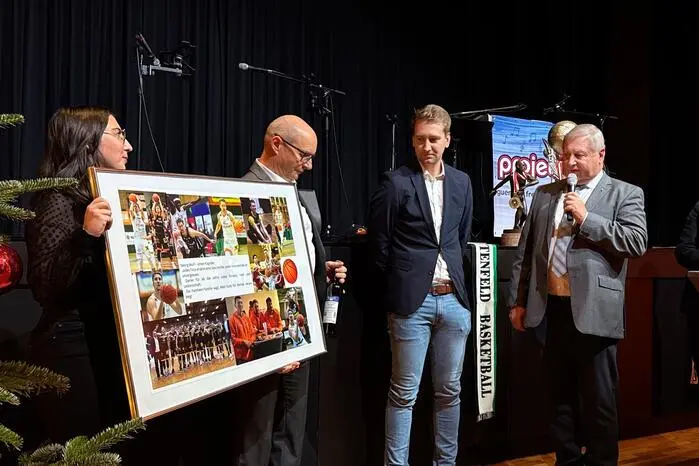 Obmann Franz Glauninger überreichte dem Spieler und Kapitän Georg
Wolf eine Fotocollage.