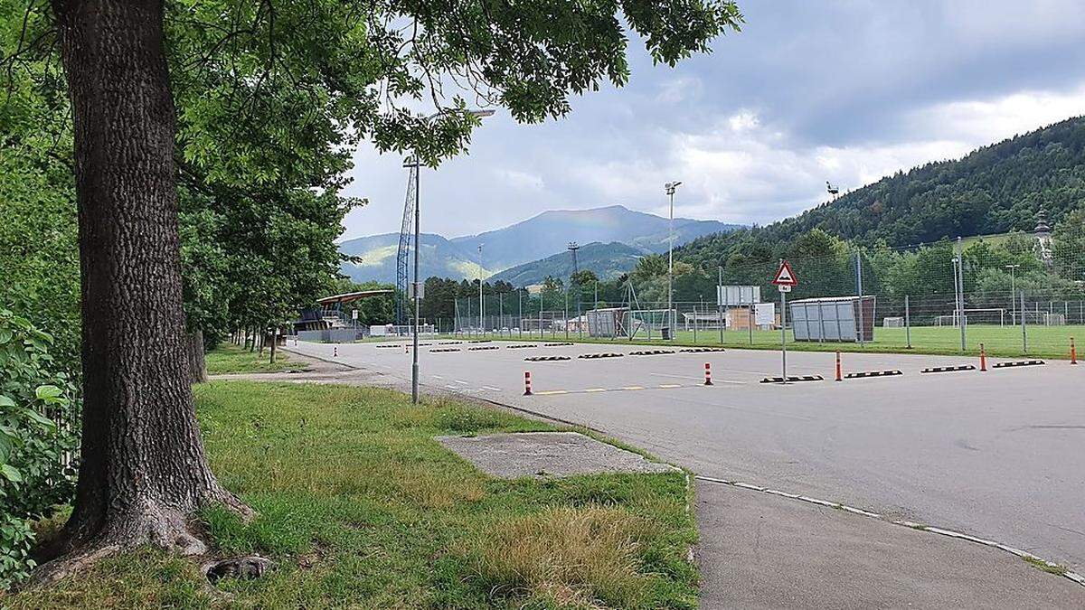 Dieser Platz soll laut Antrag der FPÖ nachts für Autos gesperrt werden