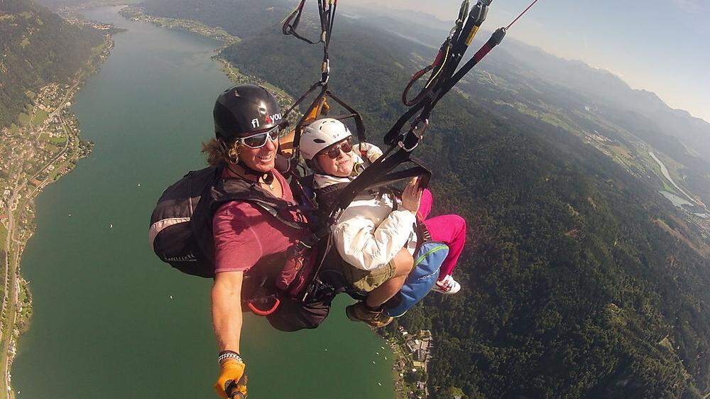 Helga Müller und Erich Plieschounig beim Selfie hoch über dem Ossiacher See  KK