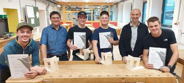 3. Lehrjahr: David Lang, Tischlermeister Friedrich Wieser, David Tabernig, Marcel Gomig, Berufsschuldirektor Klaus Oberegger, Christoph Oberlohr