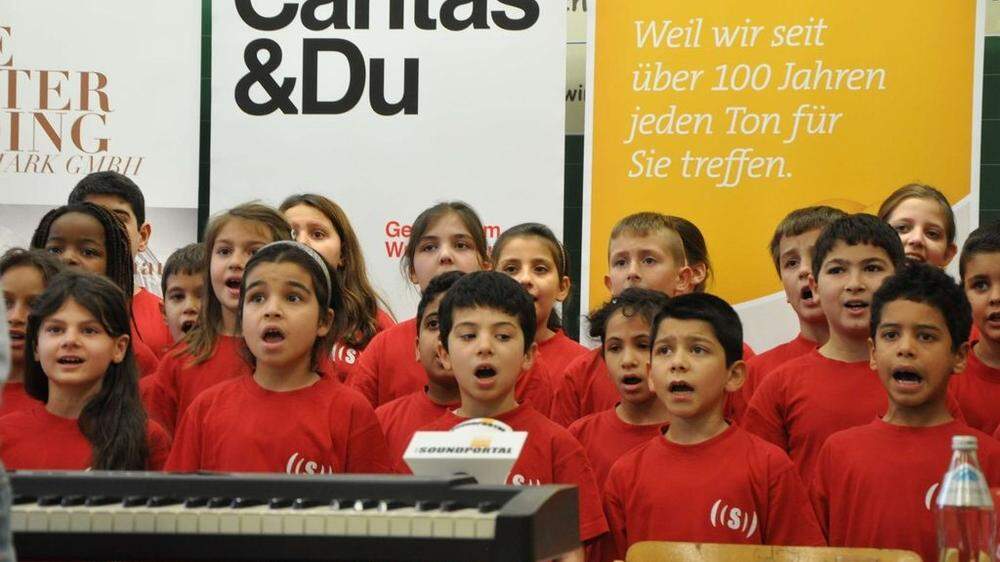 Die Kinder singen und musizieren mit professionellen Chorleitern