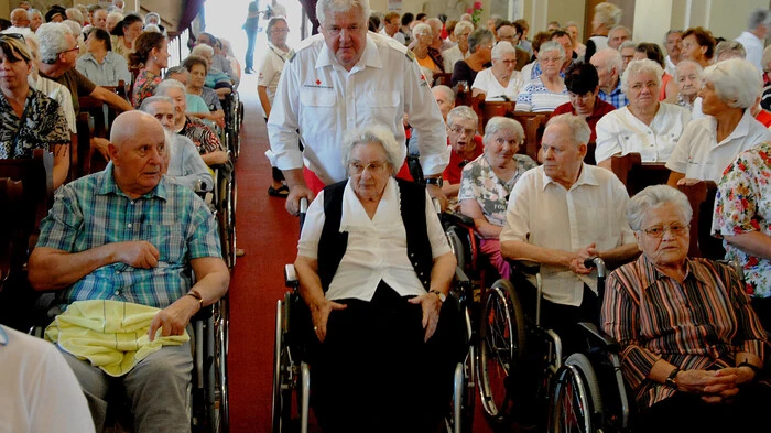 Rund 120 ältere, kranke und gehbehinderte Menschen kamen zur Wallfahrt in die Pfarrkirche in Arnfels. Das Rote Kreuz der Ortsstellen Arnfels, Leibnitz und Deutschlandsberg hatte es ihnen ermöglicht.