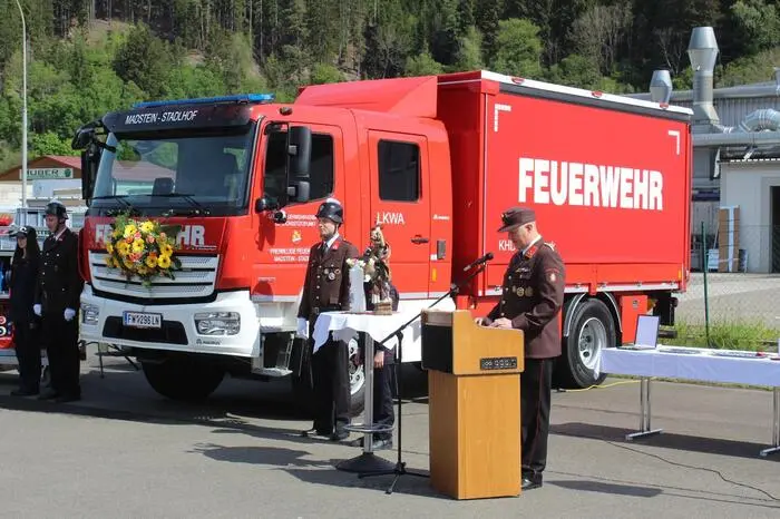 Kommandant Andreas Hinterholzer konnte im Zuge seiner Begrüßung zahlreiche Ehrengäste, darunter Bürgermeister Joachim Lackner, Vizebürgermeister Martin Schuchaneg, Pater Egon Homann, Bereichsfeuerwehrkommandant-Stellvertreter Alexander Siegmund, die Abschnittskommandanten Herbert Edlinger und Andreas Köck sowie eine Abordnung der Partnerfeuerwehr Löwenstein aus Deutschland willkommen heißen