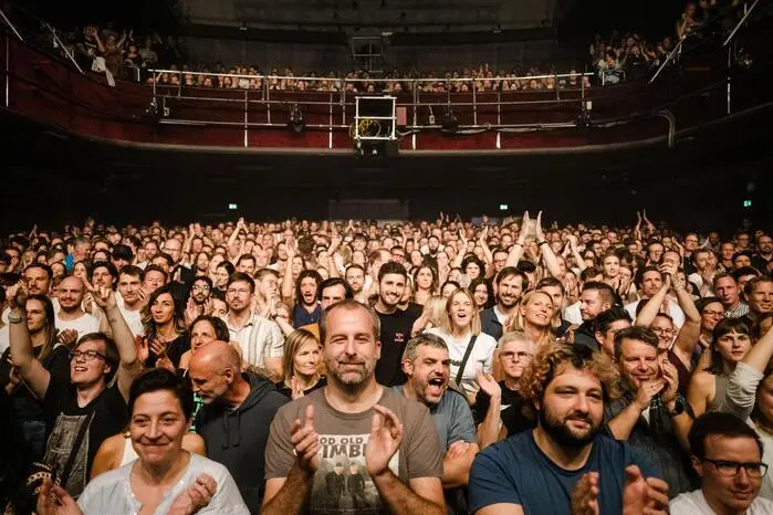 ... die war ausverkauft - die Fans waren gekommen, um die Band ein allerletztes Mal zu sehen.