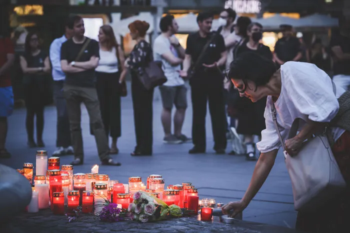 Rund 200 Menschen standen eine knappe Stunde schweigend lang vor dem Brunnen am Grazer Hauptplatz und zündeten Kerzen an.